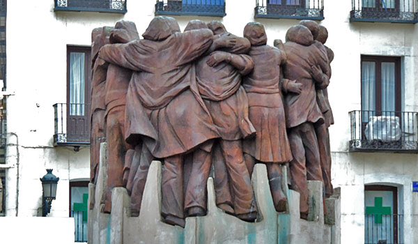 Están en los templos y en los museos, en las plazas y en las calles, en delicadas pinturas y en ejemplos colosales. Si en el #díadelosabrazos quisieras #EmocionArte, no te guardes ni uno solo y siempre que puedas, elige abrazarte. #AnalogíasdeArte.