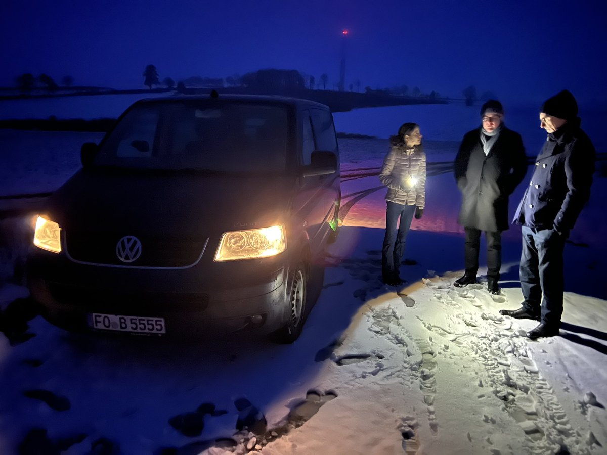 „Raus aus der Flaute“ - die neue Lage widmet sich den Problemen und Perspektiven des

#Windkraftausbaus in Deutschland.

In Teil 1/2 sind <a href="/philipbanse/">Philip Banse</a> und <a href="/vieuxrenard/">Ulf Buermeyer</a> unterwegs in Windparks, sprechen über Flächen, Schwarzstörche und Planungsrecht.

lagedernation.org/hoeren