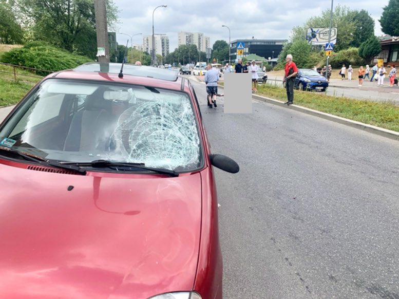 MiastoUrsynow's tweet photo. Po kilkunastu miesiącach prokuratura umorzyła postępowanie przeciwko podejrzanemu o spowodowanie wypadku na #Romera. „Mimo podjętych czynności nie udało się ustalić jednoznacz. przebiegu zdarzenia”. Sprawca prowadził po alkoholu, a potrącony 71-latek zmarł w szpitalu po wypadku. https://t.co/iQMLtZ1cuz
