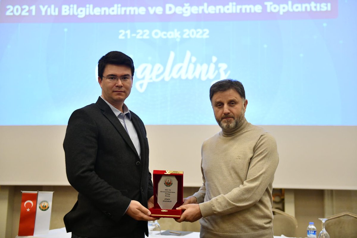 tarimkredi's tweet photo. #TarımKredi Kooperatifleri Bilgilendirme ve Değerlendirme Toplantısı yapıldı. Toplantıda 2021 performans sıralamasında dereceye giren 1. Şanlıurfa, 2. Kütahya ve 3. Kayseri Bölge Müdürlerine plaketleri Genel Müdürümüz Dr. @fahrettinpoyraz tarafından takdim edildi. https://t.co/GIMOxq4JE4
