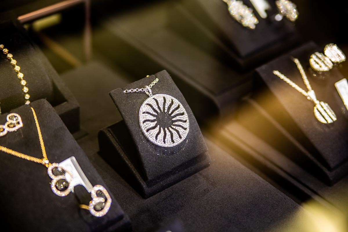 SoukQAB's tweet photo. Let the Sun Shine through you.
@lamarquisejewellery Transforming precious stones into spectacular pieces of fine jewelry!

#destinationSQAB #AbuDhabiLife #AbuDhabiShopping #UAEMall #AbuDhabi  #InAbuDhabi #SoukQAB  #simplyabudhabi #abudhabibeauty #abudhabifashion #luxuryfragrances https://t.co/T3Bd71mdlb