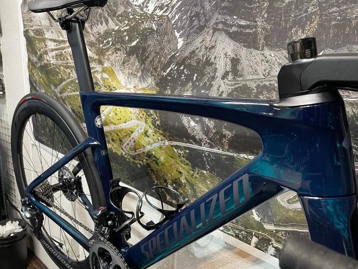 TqgHqo3OIWO6pOF's tweet photo. 【SPECIALIZED VENGE PRO DISC DI2】エアロフライ(AEROFLY）内装ハンドル交換に伴う油圧ディスクブレーキのオイル補充&amp;エアー抜き作業&amp;ブレーキキャリパー清掃作業&amp;その他整備作業が完了です⚒  
それにしてもこのヴェンジいい色✨

#SPECIALIZED
#VENGEPRO
#AEROFLY
#あさみフレンド https://t.co/DqGB415NgH