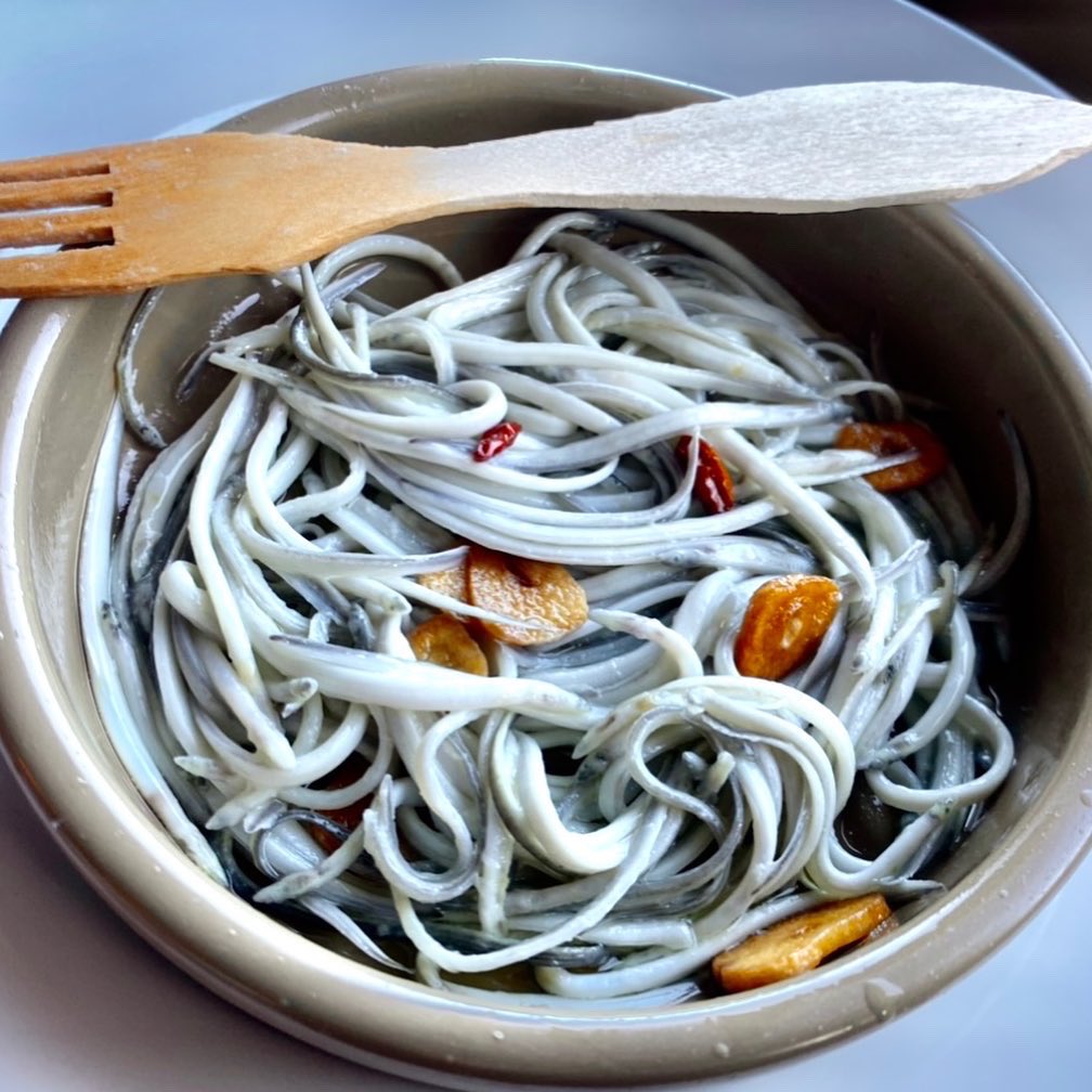 Angulas, ¿el ocaso de unos alevines? Mitos y fraudes en torno a unos pescados de futuro incierto y precios desmesurados, muy por encima de sus cualidades gastronómicas. En plena temporada elpais.com/elpais/2022/01…