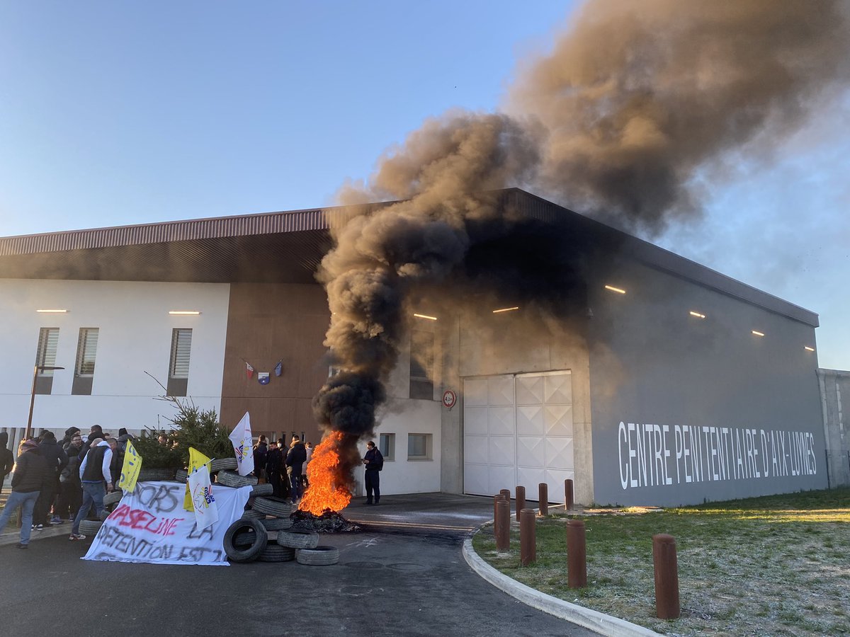 JFGiorgetti's tweet photo. Les gardiens de la prison de Luynes bloquent les entrées de l’établissement pénitentiaire. 2 syndicats #Sps et #Ufap https://t.co/lYQErf8UDc