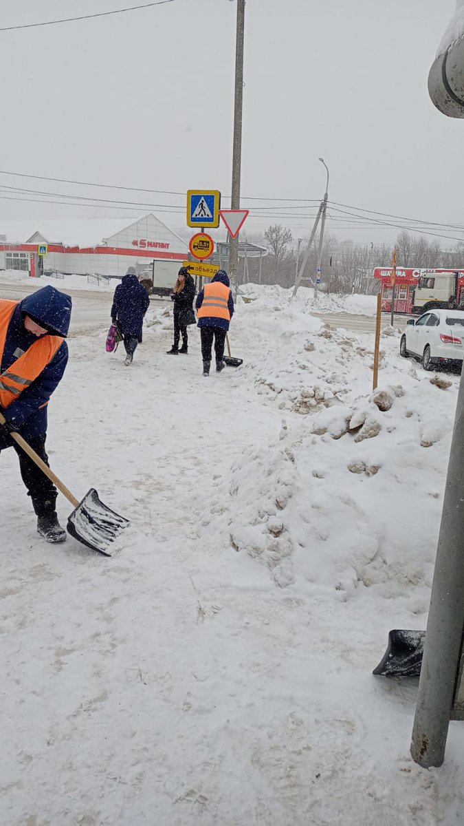 Очистка от снега подхода к пешеходному  переходу по улице Ленина, поселка Ленинский, сотрудниками "МКУ Сервисный центр города Тулы"