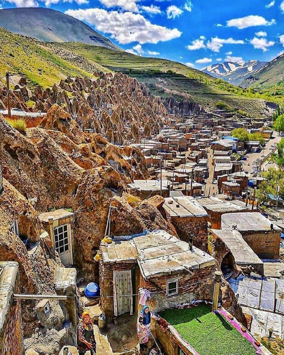 Kandovan: Un pueblo iraní tallado en la roca. El pueblo se formó por la erupción de un volcán hace millones de años. Lo que lo convierte en un lugar único en el mundo, es la forma de las casas. Su apariencia recuerda a las casas de las fábulas de hadas. ⁣⁣