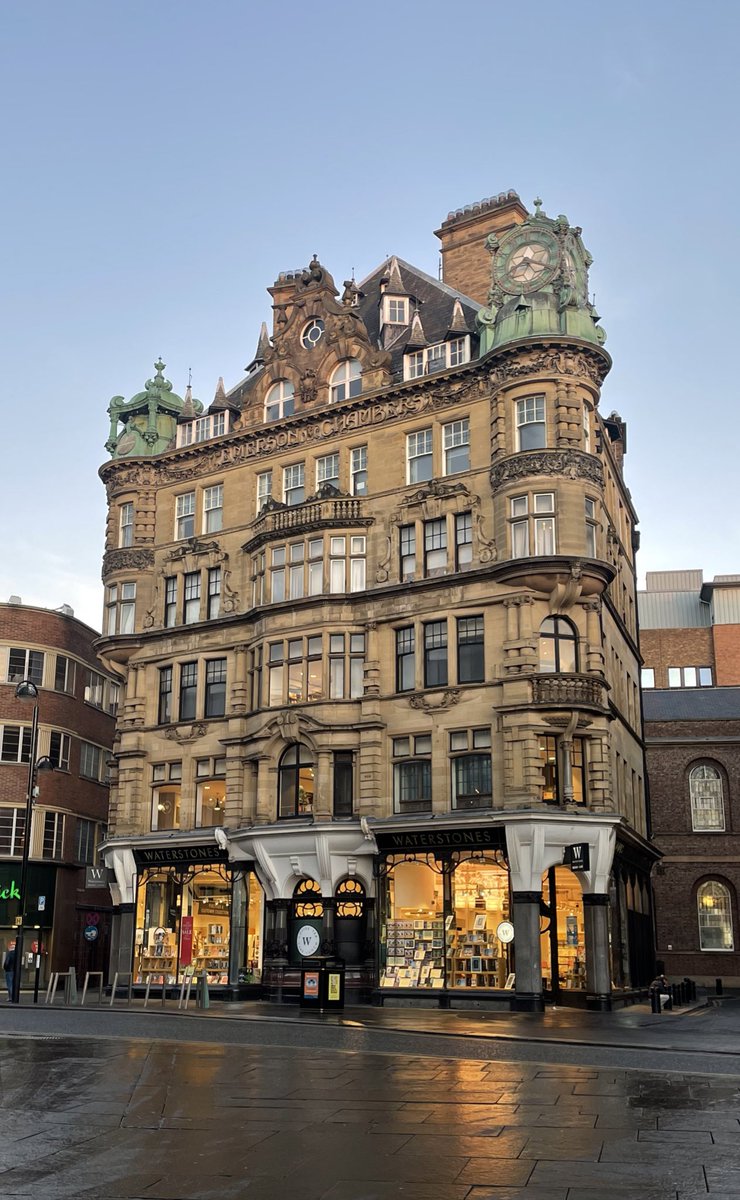 louise_davidson's tweet image. Good morning, you gorgeous castle of books 😍