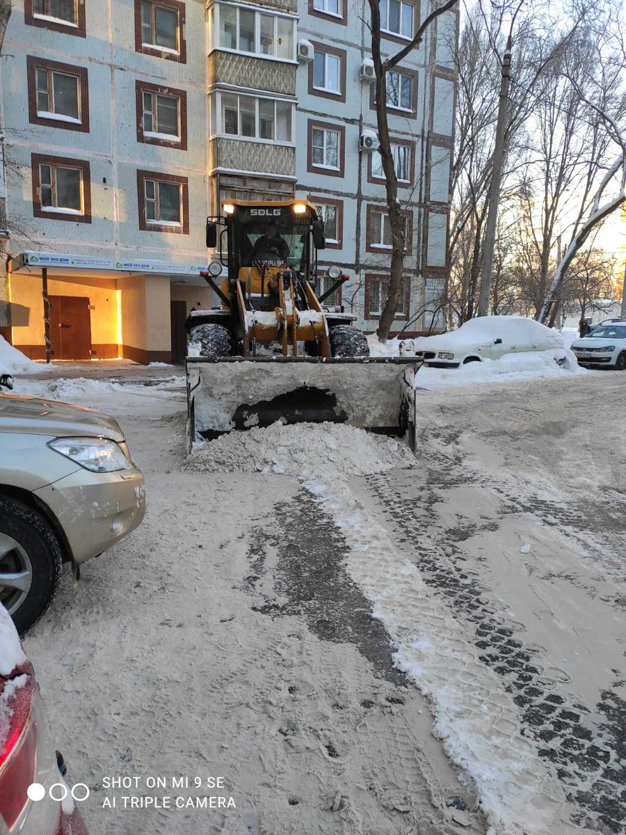 Rudakov_i_a's tweet photo. #Кировский_район , всем добрый день! 
Основные магистрали привели в порядок. Продолжаем вывозить снег. 
Во дворах продолжаем планово работать. Если у кого ещё есть замечания, присылайте. Отработаем!
@OOO_Kedr_1 @ooo_psksmr @kirovskoe63 @gkh_kir63 https://t.co/DQ9QKUADl4