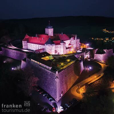 Zwischen Mai und August 2022 verwandelt sich die Festung Rosenberg hoch über #Kronach wieder in die imposante Freilicht-Bühne der Rosenberg-Festspiele.
#VisitFranconia #Frankenwald #FestungRosenberg #Freilichtbühne #Festspiele #kultur 
medienservice.frankentourismus.de/presse/starke_…