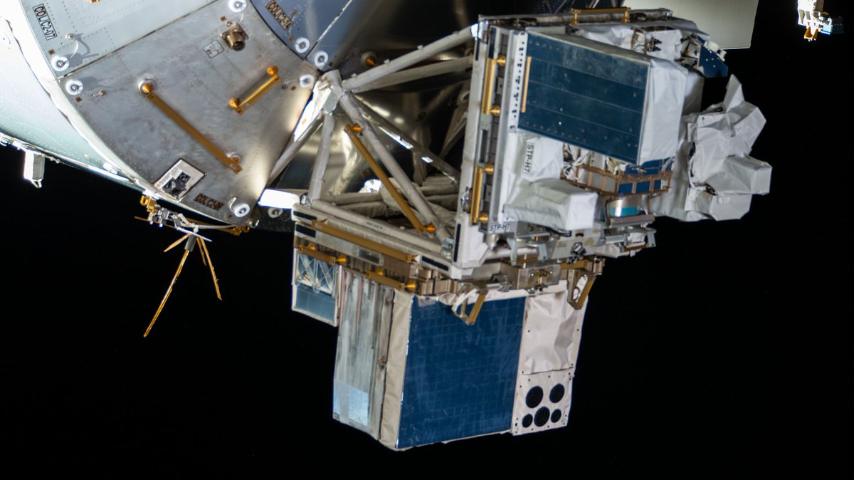 Busoc_official's tweet photo. @ASIM_Payload wake-up day after its relocation earlier this month: B.USOC operators confirm: "ASIM is active and well so far !" 
The verification procedures are ongoing. https://t.co/vpMENH4D5O