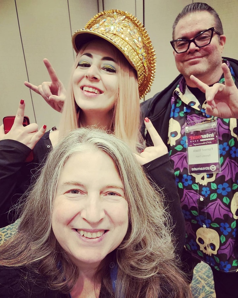 AmeliaG's tweet photo. With @goddesslilithdomme @lilithastaroth and @23blackcats at @gfy.media #internext #internextexpo Good times. https://t.co/YQNTs9vS4g https://t.co/mjz4WiOFbF