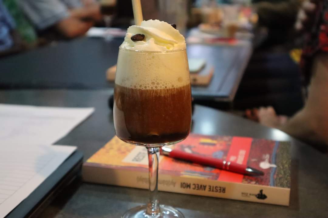 Biblio2laCene's tweet photo. Ce jeudi 20 janvier nous avons tenu notre premier café littéraire en partenariat avec le @Terrificoffee. Nous avons parlé de littérature, de nos coups de cœurs littéraires, de la littérature africaine... Retour en images sur cette belle rencontre.
#CeneLittéraire
#Terrificoffee https://t.co/AAgZkZlijh