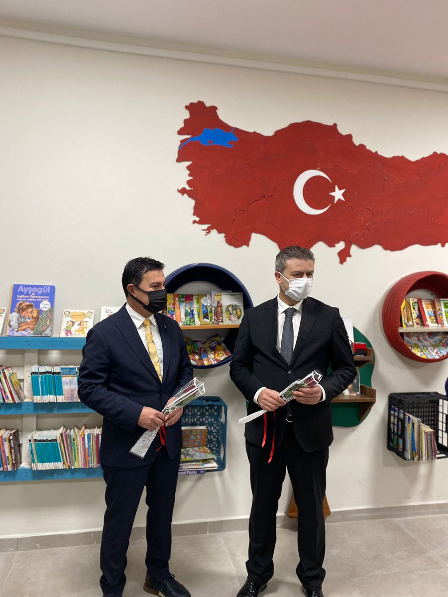 bodrumMEM's tweet photo. 2021-2022 Eğitim-Öğretim Yılı Yarıyıl Karne Töreni Programımız Müdürümüz Sn.@akmeseibrahim  ve @BodrumBel Başkanı Sn. @ahmetarasbodrum  tarafından Konacık Cahit Özvezneci İlkokulu’nda "Sıfır Atık Kitap Şehri Kütüphanesi"nin açılışı yapılarak başladı.
@bilgehanbayar38 
@tcmeb https://t.co/jGM3H3u5kC