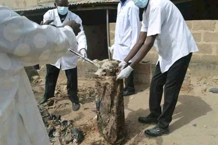 FatimaI15056564's tweet photo. 5-year-old Hanifa was allegedly kidnapped &amp; killed by her school teacher.The accused has confessed to abducting her &amp; demanding N6m.When she recognised him,he poisoned her &amp; buried her in a shallow grave.He led police to the grave where her body was recovered
#JusticeForHanifa https://t.co/c29Ggd48QI