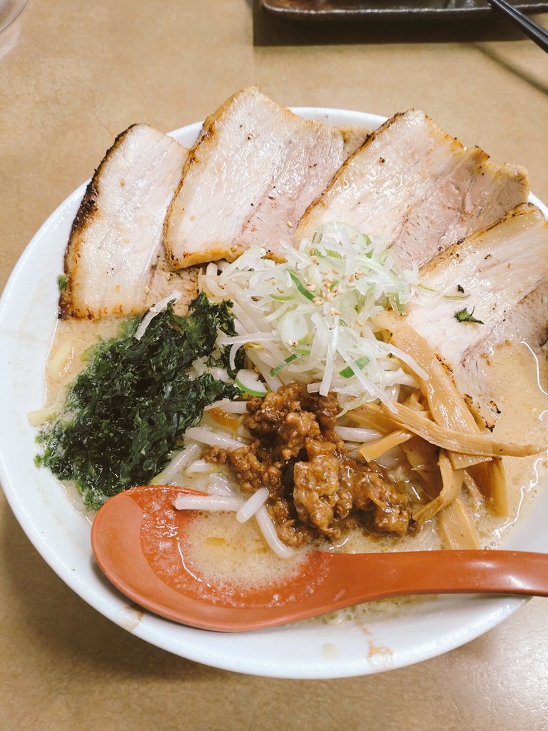 「数日前からどうしてもラーメンが食べたくてあぶりチャーシューもりもりのやつ食べたく」|甘音のイラスト