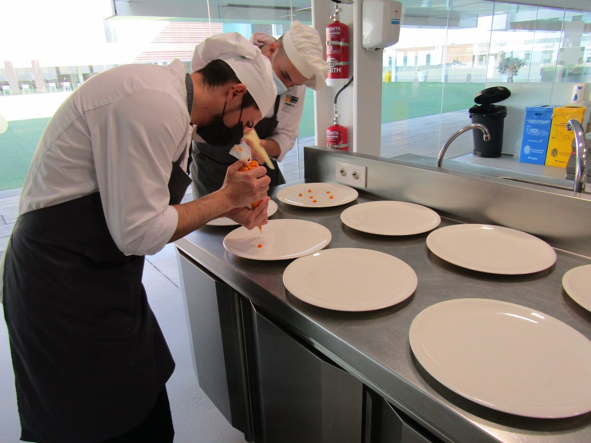 Formando profesionales apasionados por la cocina. Nuestro alumnado del ciclo en  Cocina y Gastronomía preparando el servicio del aula restaurante. 🍽 #Cocina #Gastronomía