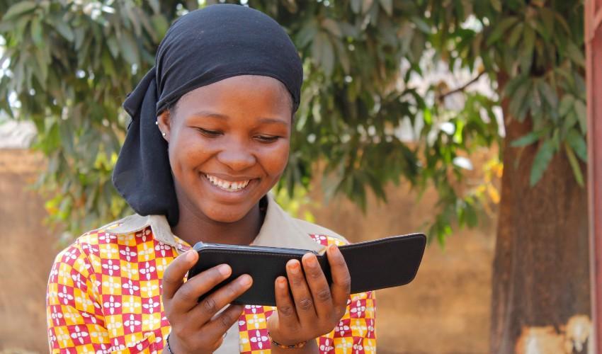 African women tend to have more positive attitudes toward women's participation in politics if they own a mobile phone, while men's resistance is more difficult to overcome, according to a study by Carlotta Varriale et al. knowledge.unibocconi.eu/notizia.php?id…