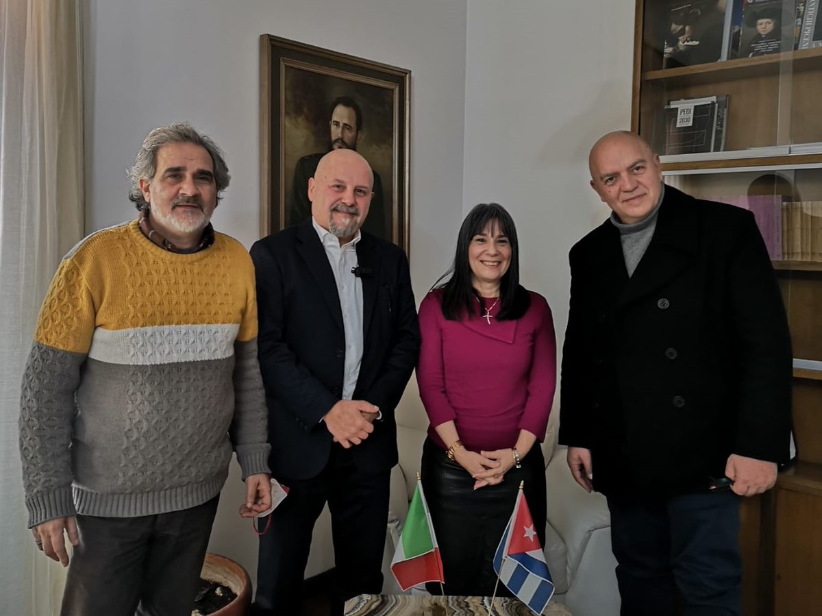 Fue un placer reunirme con @MarcoRizzoPC, <a href="/leledessi/">Emanuele Dessì</a> y Fabio Massimo Vernillo. Me reafirmaron el apoyo del Partido Comunista de #Italia a la Revolución Cubana y el rechazo al  #bloqueo de EE.UU.

#CubaVive en sus amigos 🇨🇺🇮🇹
