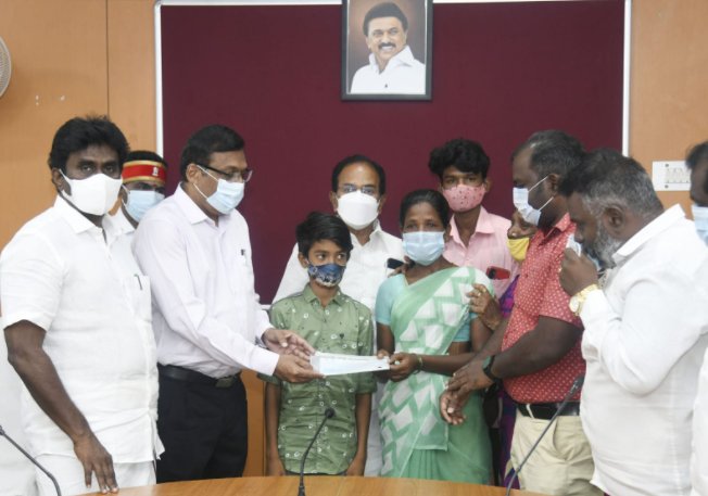 போலீசார் நடத்திய விசாரணையின் காரணமாக உயிரிழந்ததாக கூறப்படும் மாற்றுத்திறனாளி பிரபாகரன் அவரின் குடும்பத்திற்கு முதலமைச்சர் பொது நிவாரண நிதியின் கீழ் 10 லட்ச ரூபாய்க்கான காசோலையை இன்று வழங்கியபோது.

#Salem <a href="/SalemCollector/">Salem District Collector News</a>
<a href="/mkstalin/">M.K.Stalin</a>