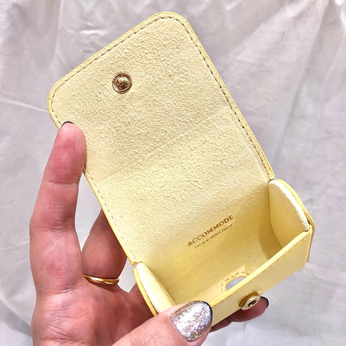 NENEME18's tweet photo. *

#ルーニーテューンズ 
《ライブリーイヤホンケース》

キャラクターが勢揃いの賑やかなシリーズ🕺✨

AirPods、AirPods Proどちらも
対応している少しゆとりのある
イヤホンケース👀🌟

price ▶︎ ¥2,750(tax in)

#neneme #ネネミィ 
#姉妹ブランド #accommode 
#looneytunes #looney https://t.co/Ei5DAnAVyw