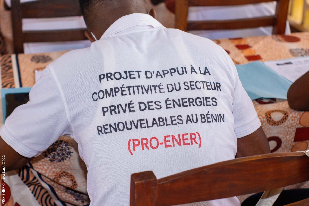 UEauBenin's tweet photo. Projets d’incubation #PRO-ENER pr renforcer les capacités des entreprises dans l’#énergie et professionnaliser les jeunes.@UEauBenin et @cenerb_ong étaient à la remise des attestations aux jeunes formés sur l’installation des systs. PV. Financement 🇪🇺 via le #RECASEB.
#GreenDeal https://t.co/o5JX78usVi