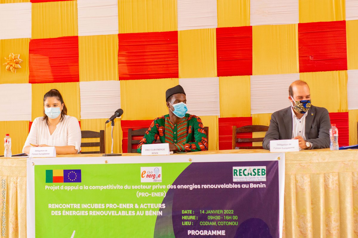 UEauBenin's tweet photo. Projets d’incubation #PRO-ENER pr renforcer les capacités des entreprises dans l’#énergie et professionnaliser les jeunes.@UEauBenin et @cenerb_ong étaient à la remise des attestations aux jeunes formés sur l’installation des systs. PV. Financement 🇪🇺 via le #RECASEB.
#GreenDeal https://t.co/o5JX78usVi