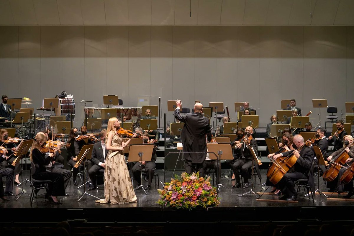 SevillaROS's tweet photo. 🎶¡¡Qué gran concierto el de anoche!!
Gracias a los profesores de la ROSS, al compositor Rafael Cañete, a @APetryshak y al maestro @giuseppefinzi por hacernos pasar una velada inolvidable.

Hoy repetimos, ¿Vienes?

🎟️Entradas en https://t.co/7KaDxHvWSZ

📸 @GMendoMurillo https://t.co/PVjdWyU5QZ