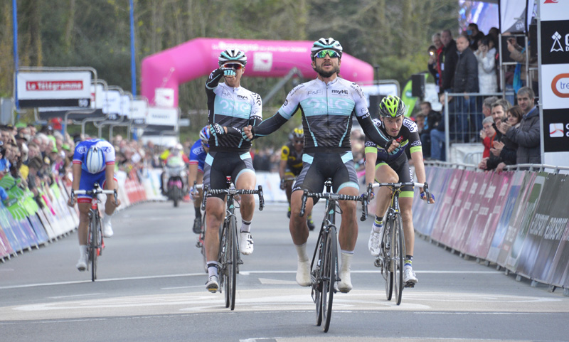 🇫🇷#TroBroLeon 2016: Qué exhibición de 🇩🇰<a href="/Herrmortensen/">Martin Mortensen</a>!!! Hasta en 3 ocasiones ha demarrado a lo largo de los 10 últimos km hasta que por fin ha logrado la victoria!! Triunfo por cabezonería!! Doblete tremendo del One Pro Cycling con 🏴󠁧󠁢󠁥󠁮󠁧󠁿<a href="/williamspete/">Pete Williams</a> llegando segundo..Carrerón!
