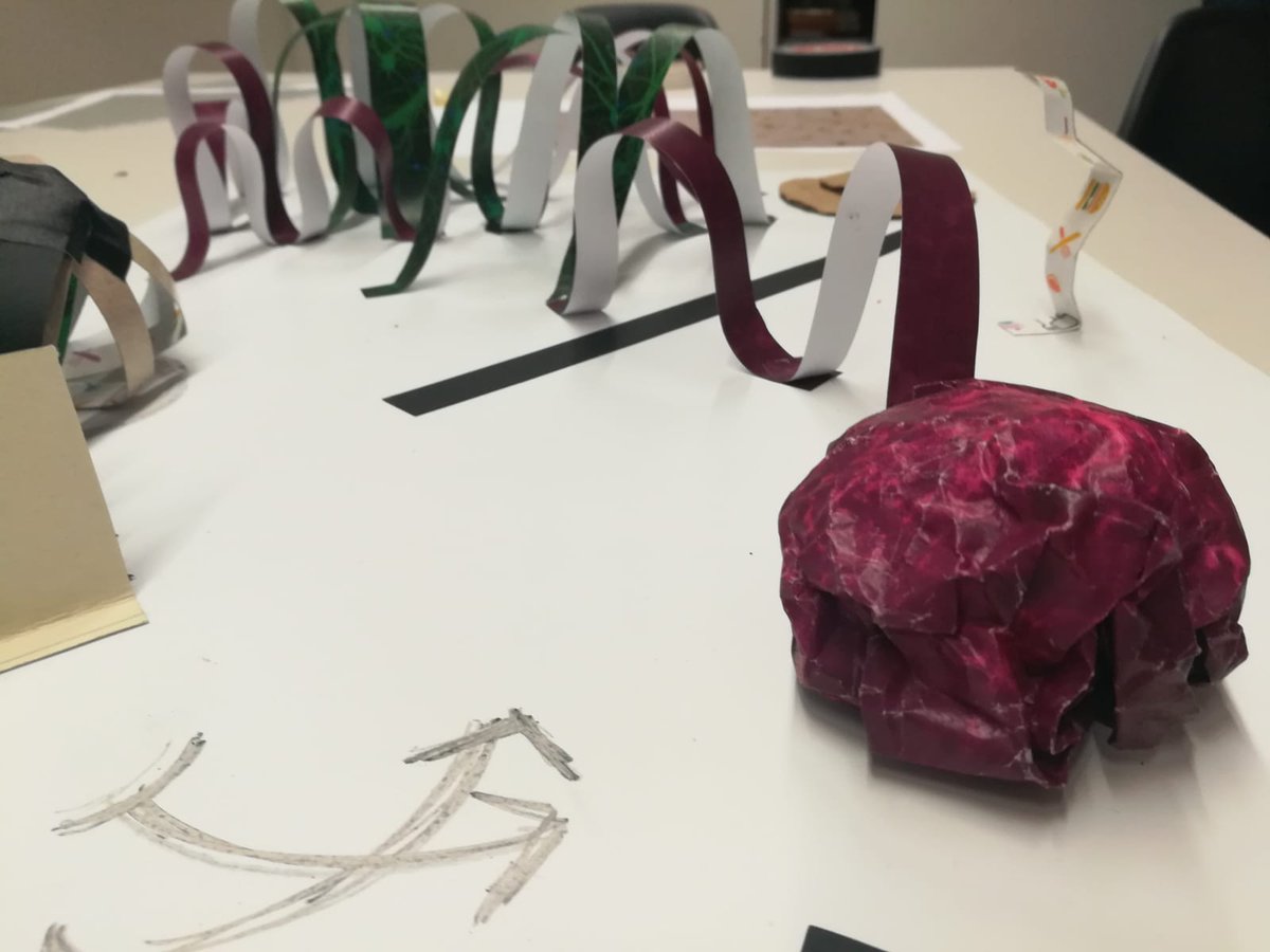 aliancesmagnet's tweet photo. 🎨🧪Art i ciència, dos formes de coneixement amb molts vincles en comú. Ahir l'@EscolaGayarre va aprofundir-hi indagant en la relació entre el cervell i l'art de la mà de @DimasFabregas amb la col·laboració de l'@IBECBarcelona i la @fundaciomiro #articiencia #eduscience https://t.co/Mj9iOjgTur