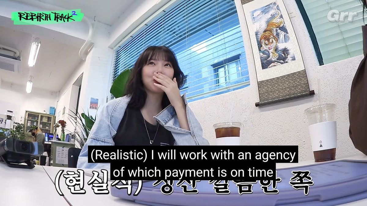 yerintopic's tweet photo. Q: would u rather work with SM or YG? 
Yerin: https://t.co/8JLpAuNoB5