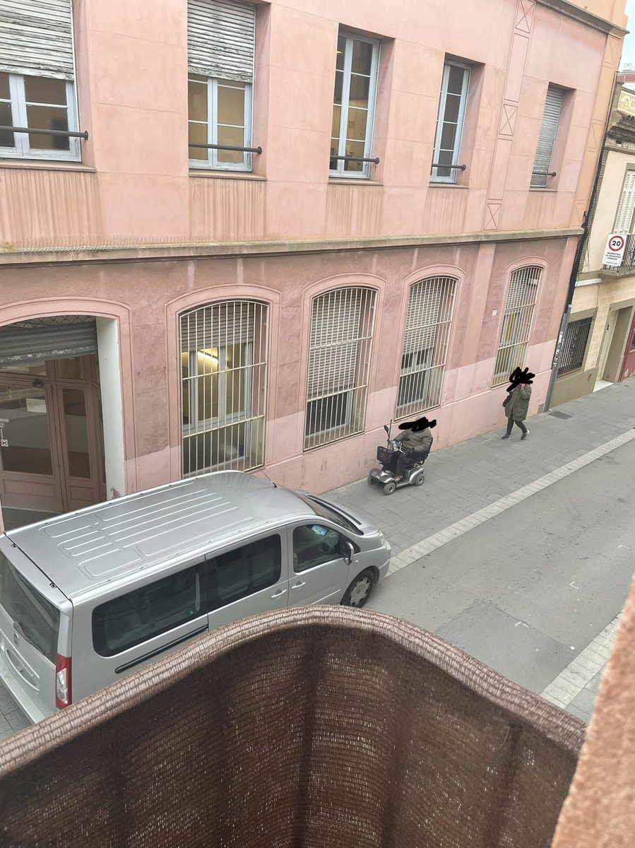 Sitamarta's tweet photo. Seqüència de la cursa d’obstacles que ha hagut de fer aquest ciutadà amb mobilitat reduïda per passar pel c/Cuba. @totmataro @Capgros #carrercubadigne #visitmataro SOLUCIONS @matarocat @DBotePaz @JuntsperMataro @ercmataro SANCIONS @PoliciaMataro https://t.co/IGG44zZ1Jn