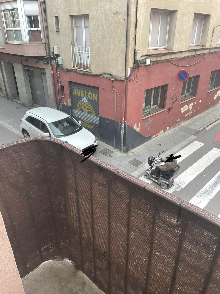 Sitamarta's tweet photo. Seqüència de la cursa d’obstacles que ha hagut de fer aquest ciutadà amb mobilitat reduïda per passar pel c/Cuba. @totmataro @Capgros #carrercubadigne #visitmataro SOLUCIONS @matarocat @DBotePaz @JuntsperMataro @ercmataro SANCIONS @PoliciaMataro https://t.co/IGG44zZ1Jn