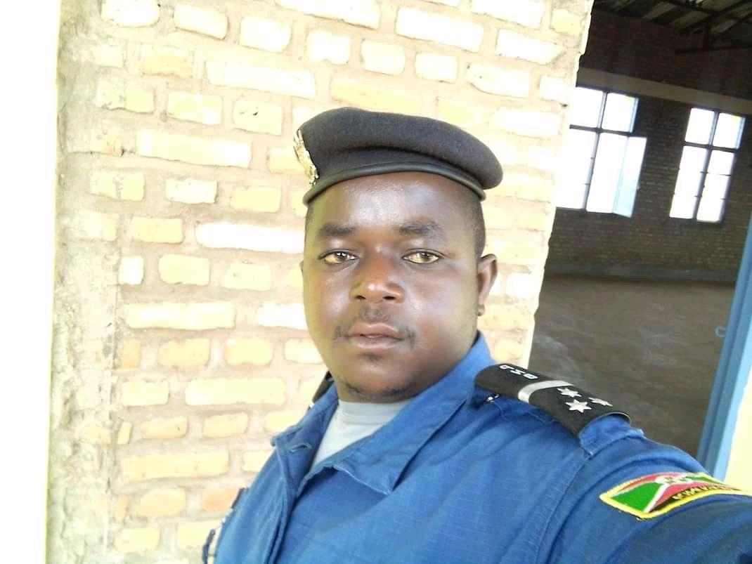 ItaraBurundi's tweet photo. #Burundi Un brigadier de la @Burundi_Police dénommé Minani Pierre à été assassiné par des inconnus le 19 janvier 2022 sur la colline #Gihamagara en commune #Itaba de @Gitega. Des informations disent qu'il se chamallait avec la population avant d'être retrouvé mort. https://t.co/uKnpAiMfKC