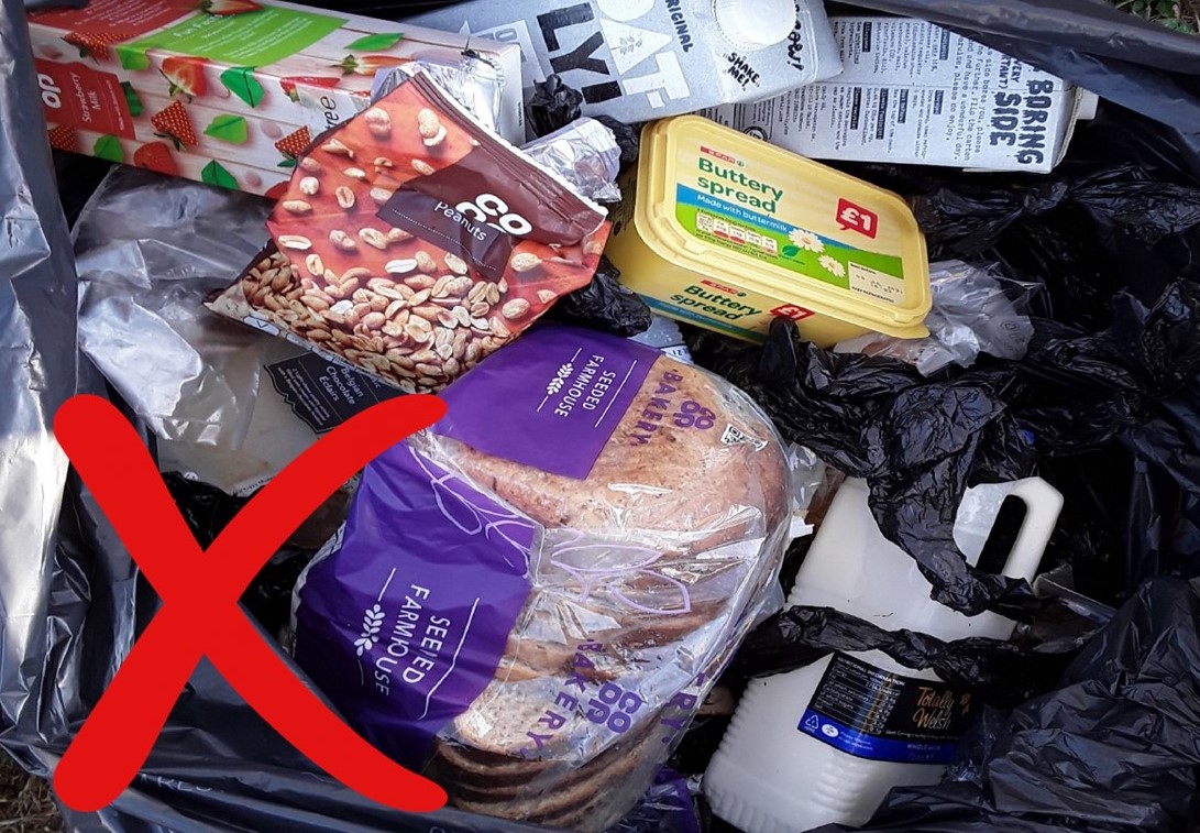 Recycle4Swansea's tweet photo. 📸👎🏻 One of the most common recyclables still found in black bags is our #MaterialOfTheWeek food waste. In many cases items are still in their original packaging, all going to landfill ☹
🤔 If you must throw away food pls remove from its packaging first to recycle separately. https://t.co/DrS6GfsJDe