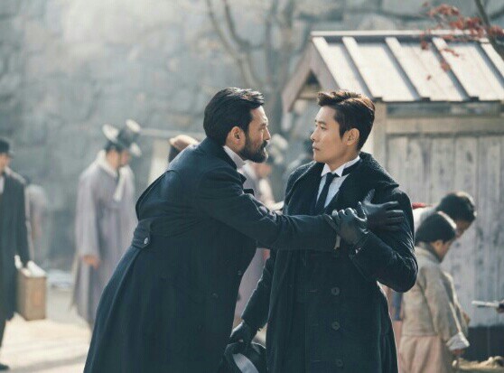 너무나도 달랐던 두개의 세상이 만나 하나가 되는 것.
Love란 그런 것인가 보오.