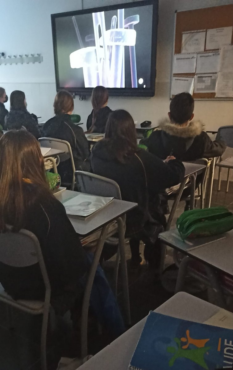 ColegioCaude's tweet photo. Boquiabiertos y fascinados 😍  nos hemos quedado en 1°ESO con el increíble video de @elexilio_es sobre el desconocido mundo microscópico y los seres vivos que lo habitan. 

#somoscaude  #colegiocaude #majadahonda  #ESO #Microscopico https://t.co/sb4G7SpfuO