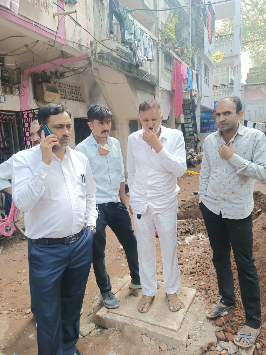 RajeshJoliyaBJP's tweet photo. મારા મત વિસ્તારમાં આવેલ મધુવન સોસાયટીમાં ડ્રેનજ લાઇન બાબતે ફરિયાદ મળતા તાત્કાલિક અધિકારીશ્રીઓને રૂબરૂ બોલાવી ફરિયાદનું નિરાકરણ કરવા સૂચના આપી... https://t.co/yH0bCiv5Vx