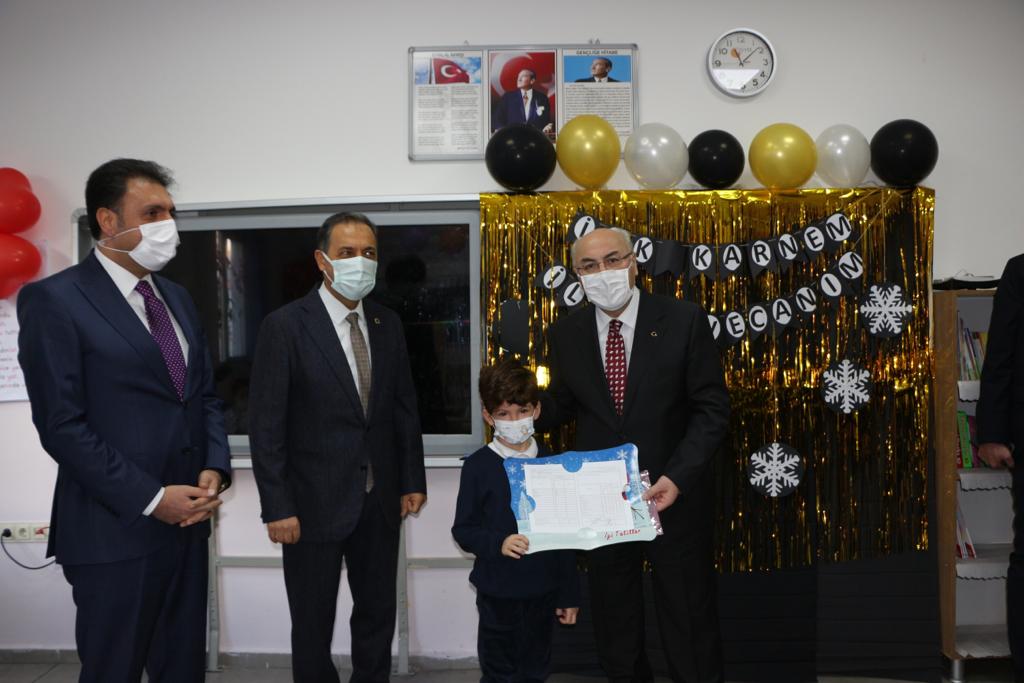 izmir_ilmem's tweet photo. Valimiz Sayın Yavuz Selim Köşger, İl Milli Eğitim Müdürümüz Dr. Murat Mücahit Yentür ve Protokol Üyeleri ile 2021-2022 eğitim öğretim yılı birinci yarıyıl karne dağıtım törenine katıldı.

@tcmeb @MucahitYentur 
🔗https://t.co/cwyYxGxPNJ https://t.co/gvzewI38S8