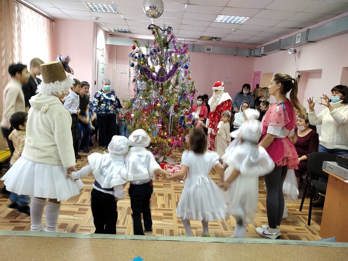 VSTUnews's tweet photo. 14 января студенты и сотрудники #ВГТУ по традиции навестили детей из Нижнедевицкого социально-реабилитационного центра.Послепраздника волонтеры вуза встретились с воспитателями,которые рассказали о новостях и дальнейших планах центра.
https://t.co/mYKSvTGxXx
#опорныйвуз #Воронеж https://t.co/RilyLiZ5uJ