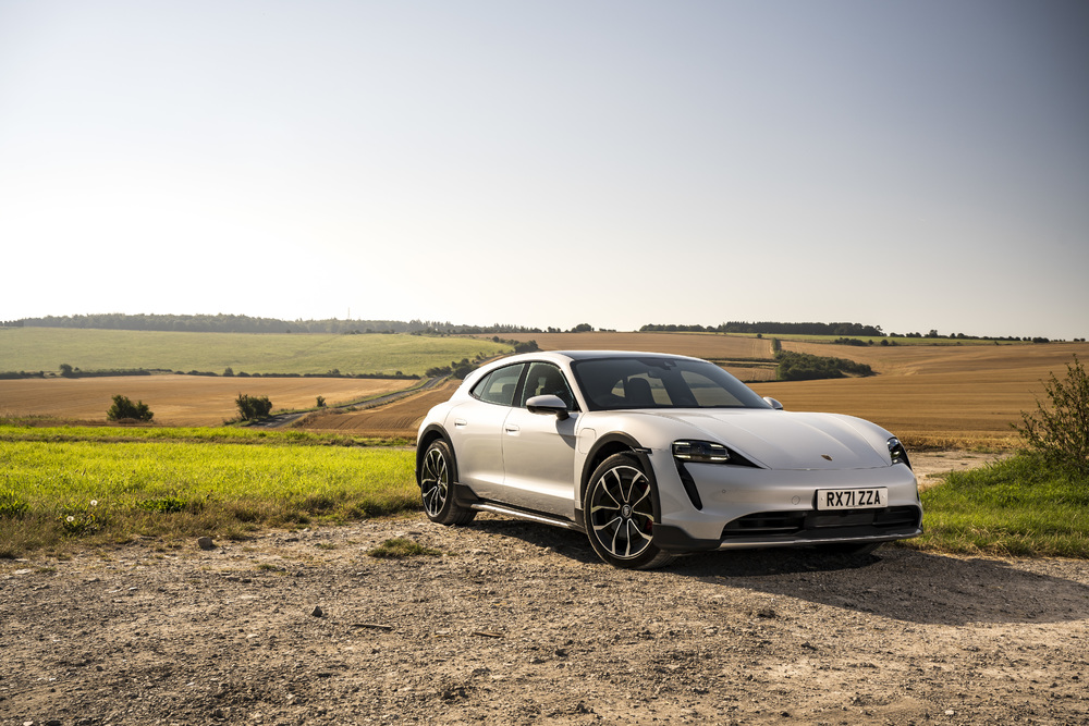 PorscheGB's tweet photo. The new Porsche Taycan 4S Cross Turismo has been named ‘Performance Car of the Year’ by @WhatCar in its annual Car of the Year Awards. #WhatCarAwards https://t.co/kUtAmWRDMm