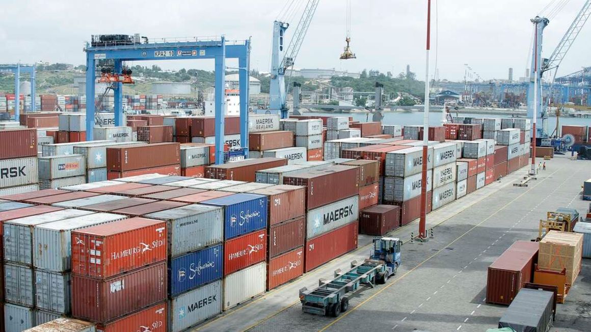 loadmoran_l's tweet photo. Mombasa port recorded marginal growth in cargo volumes last year as business steadily recovers. During the period, the port registered 34.54 million tonnes against 34.12 million tonnes handled in the same period in 2020, representing a growth of 1.2%. - @BD_Africa #FridayVibes https://t.co/ohYv6tVzSX