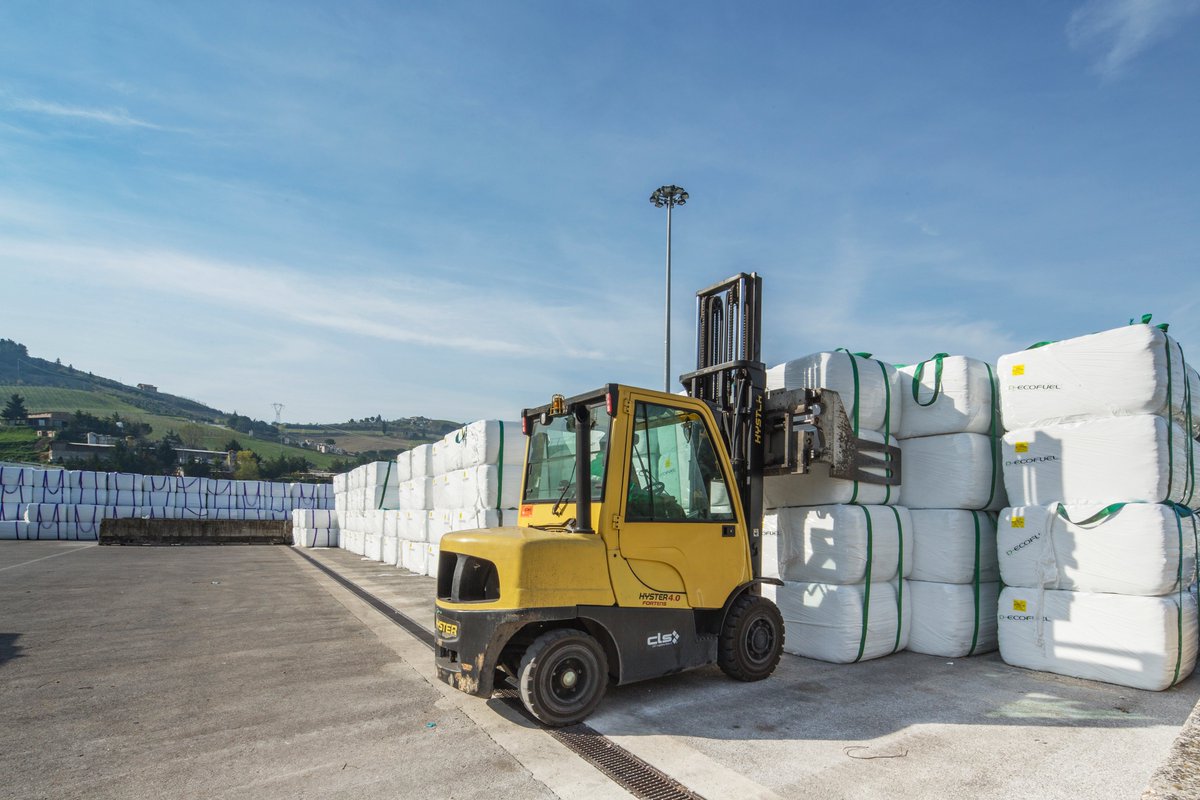 ♻ #Deco S.p.a. dove i #rifiuti diventano #risorsa ♻️

Nel #TMB i rifiuti vengono trasformati in #CSS e #meno del 35% dei rifiuti in entrata è conferito negli impianti di #smaltimento.

♻️ *Il CSS è un’alternativa al conferimento in #discarica dei rifiuti #indifferenziati* ♻️