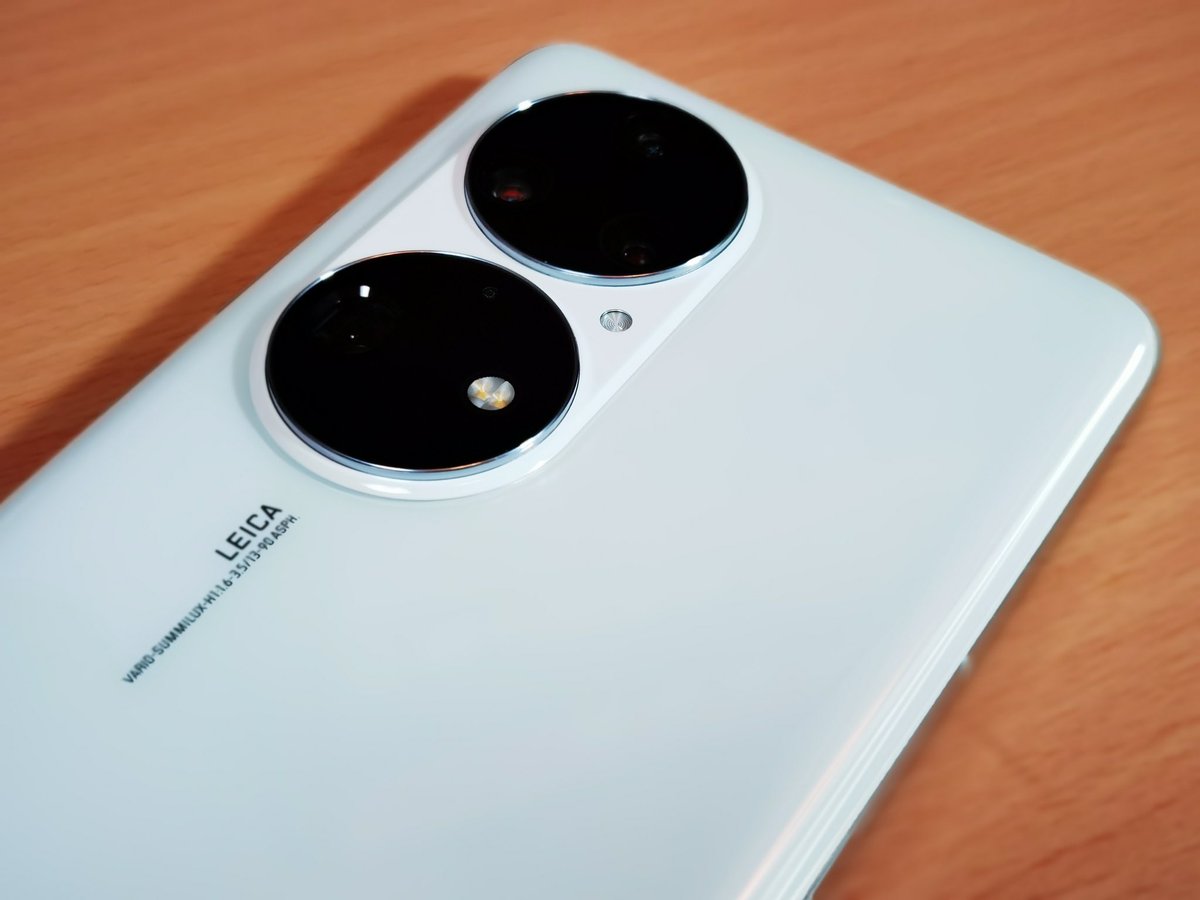 JunIc_jp's tweet photo. P40 Pro Plus
P50 Pro
P50 Pocket 

…とHUAWEIは相変わらず高速でデザインが進化していきます。
P50 Series 最大の特徴のデュアルマトリックスデザインも台座が外れ、距離も広がる形に。

P50 Pro は台座部が高級感を演出しておりましたが、Pocketでは無くなり、カメラもほぼフラットな高さに◎ https://t.co/lbfaBTQYeD