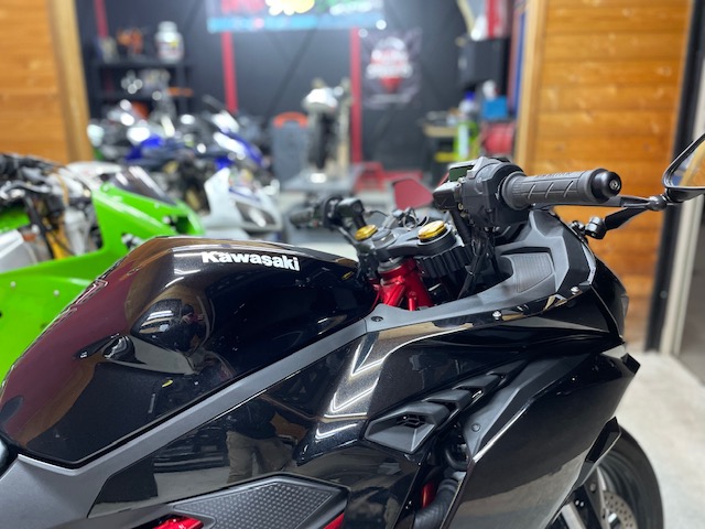 ZX25R を当社にてスタント系 ハンドルカスタムを行いました