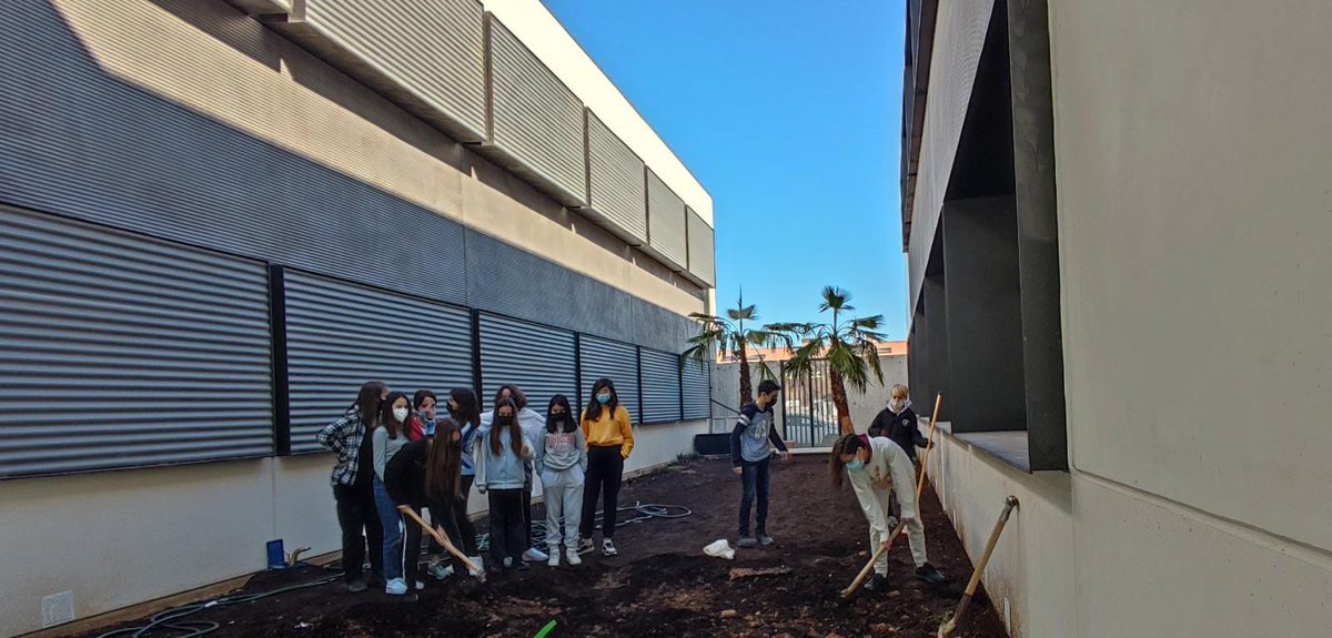 IHarevolar's tweet photo. Arranca nuestra actividad en el huerto en nuestro nuevo edificio. 👏👏👏🌱🌿🌾🌷#huerto https://t.co/zd9GypbqTU