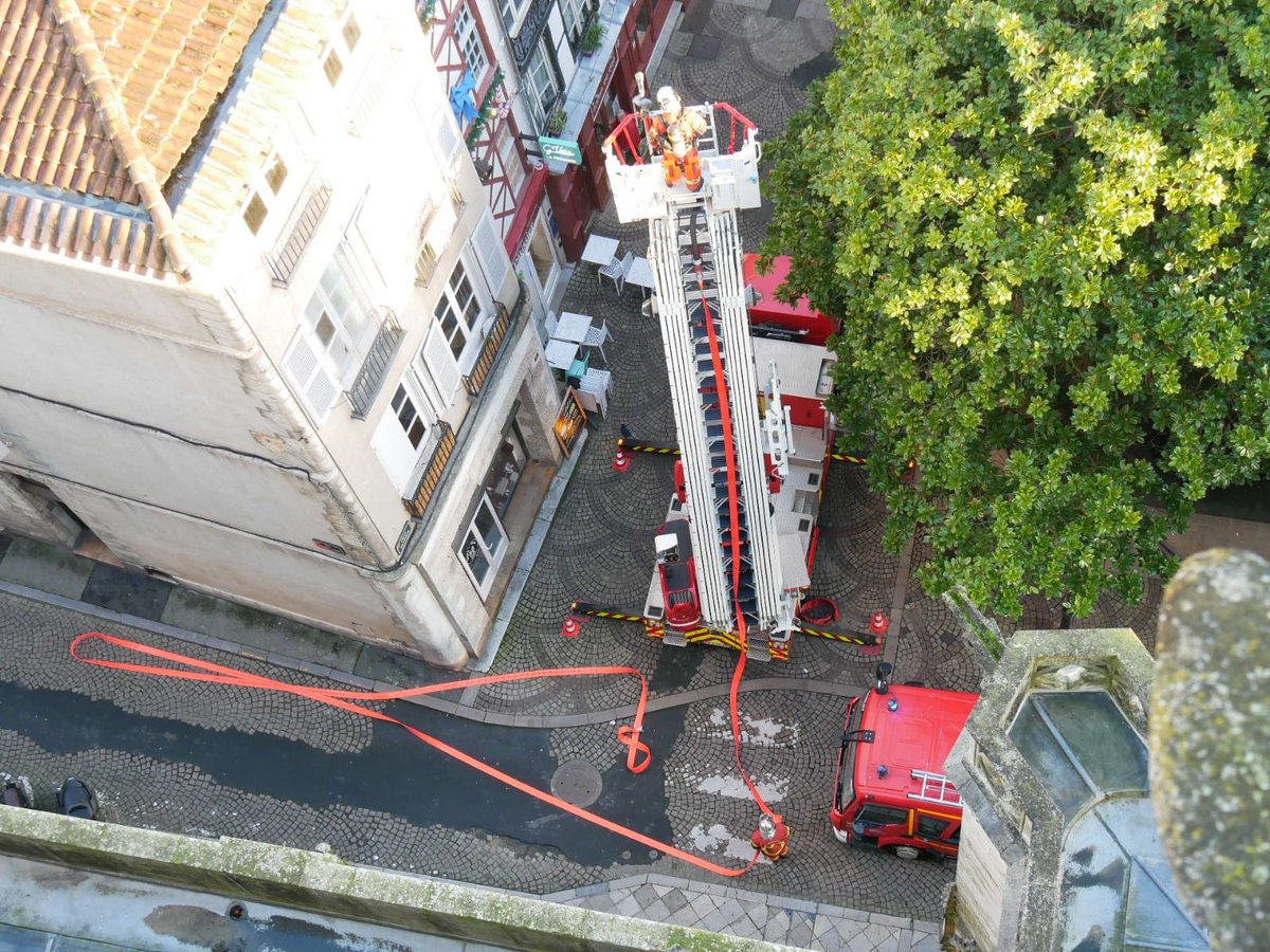 sdis64's tweet photo. 🚨🔥 Ce matin les sapeurs-pompiers du #sdis64 ont participé à un exercice incendie à la Cathédrale de Bayonne en présence de M. Philippe LE MOING-SURZUR, sous-préfet de Bayonne.

📷 Alban DAVANCAZE © SDIS 64

#secours #coordinationinterservices #DRAC @MinistereCC  @Prefet64 https://t.co/ODjFa3pQh9