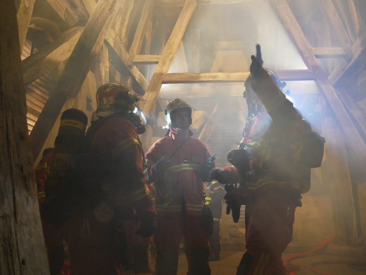 sdis64's tweet photo. 🚨🔥 Ce matin les sapeurs-pompiers du #sdis64 ont participé à un exercice incendie à la Cathédrale de Bayonne en présence de M. Philippe LE MOING-SURZUR, sous-préfet de Bayonne.

📷 Alban DAVANCAZE © SDIS 64

#secours #coordinationinterservices #DRAC @MinistereCC  @Prefet64 https://t.co/ODjFa3pQh9