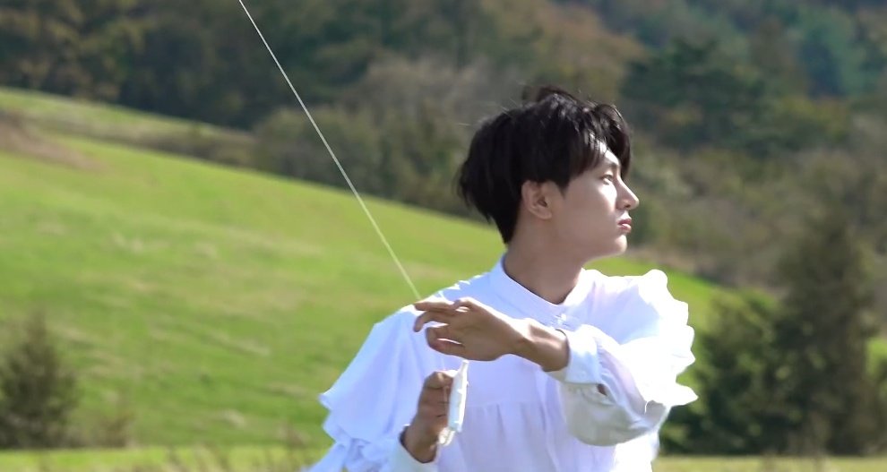 s : jay, ayo pulang dicariin mama!

j : sabar bang, ini layangan adek nyangkut!

s : makanya kalo disuruh tidur siang sama mama tuh di dengerin, jangan malah kabur main layangan.

j : iya iya, bantuin adek makanya biar cepet pulang.