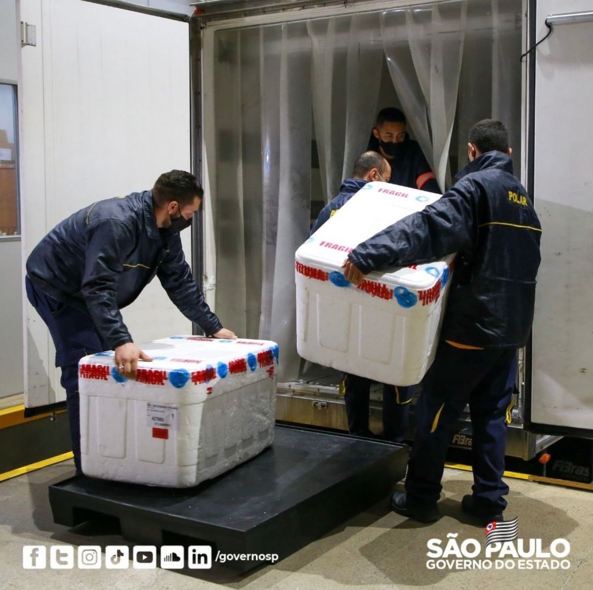 jdoriajr's tweet photo. Logo após a aprovação da Anvisa, os caminhões abastecidos com doses da Coronavac já saíram para distribuir imunizantes no Estado de SP. Até o final do dia de hoje, todos os 645 municípios terão vacinas do Butantan para iniciar a imunização das crianças.🙏💉 https://t.co/P3gZrZgUJw