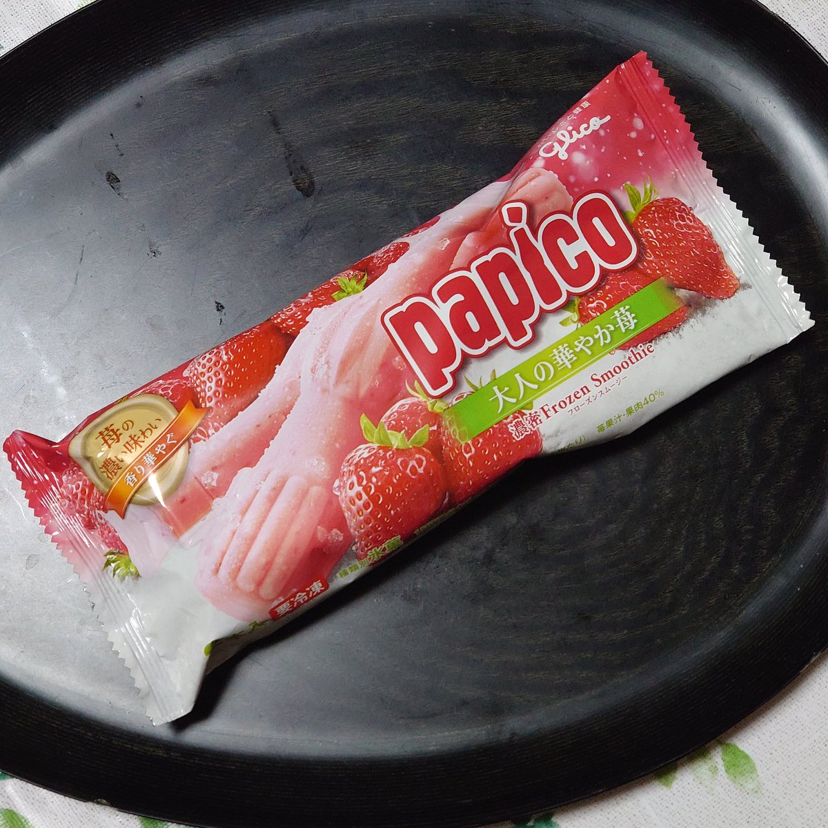 1000good's tweet photo. 本日のアイス
#グリコ
#papico
#大人の華やか苺🍓
#濃密フローズンスムージー
#氷菓
#80ml×2
#88kcal×2
#２本入 https://t.co/yxsGpXJRM5